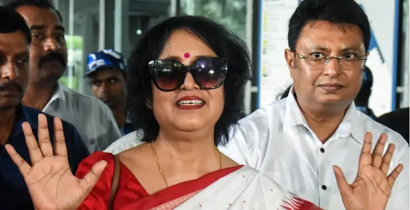 19 വര്ഷങ്ങള്ക്ക് ശേഷം പശ്ചിമ ബംഗാളില് തിരിച്ചെത്തിയ തസ്ലീമ നസ്റീന് സുരക്ഷ ഉറപ്പാക്കി മുഖ്യമന്ത്രി