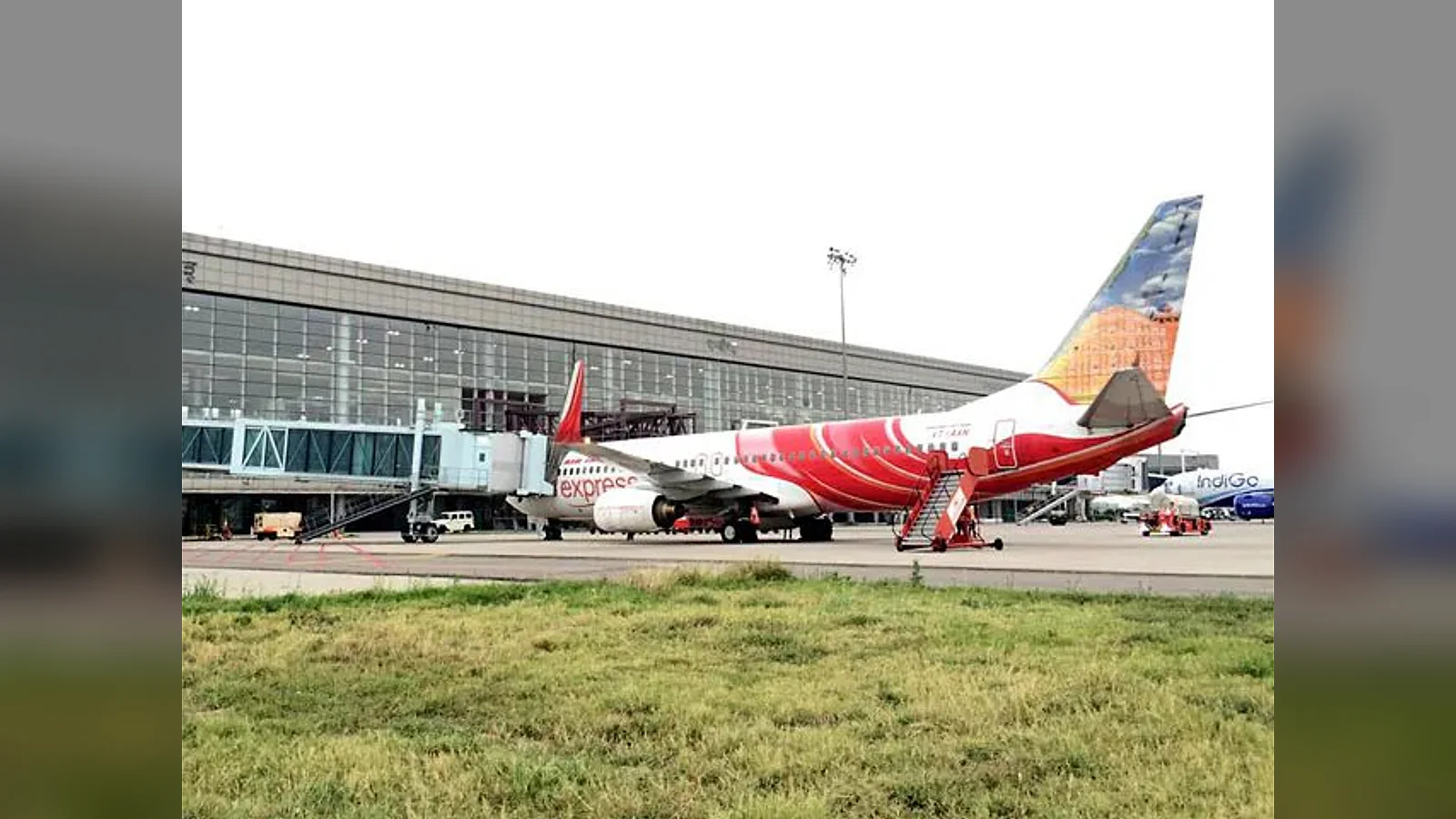 വിമാനം റദ്ദാക്കി ; തിരുവനന്തപുരത്ത് യാത്രക്കാരുടെ പ്രതിഷേധം